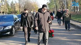 Aco Pejović, Olivera Kovačević i Ana Bekuta na sahrani Marinka Rokvića