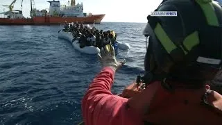 Sur les bateaux qui sauvent les migrants en Méditerranée