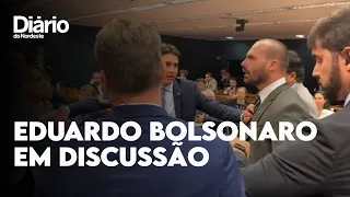 Eduardo Bolsonaro avança contra deputado petista em discussão sobre facada