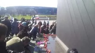 Возложение цветов к памятнику Воинам Освободителям Донбасса в парке Ленинского Комсомола