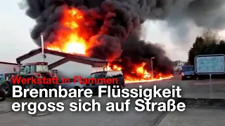 Werkstatt in Flammen: Brennbare Flüssigkeit ergoss sich auf Straße - Spektakuläre Feuer-Bilder