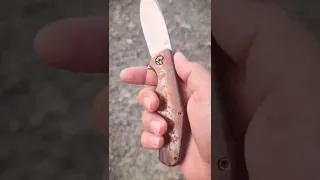 Красивая новинка от "Тech Force Knives". Сталь Bohler m398, плашки карбон от "Fatcarbon", цвет Марс.