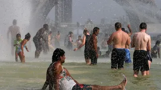 Европейцы в шоке от жары. Французам запретили мыться, итальянцы вынуждены купаться в фонтанах