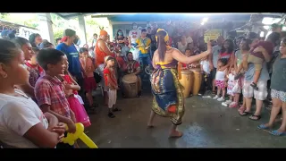 Así se baila punta en Honduras. Nibuman en el Tambor Garifuna. y Pepin en las congas.