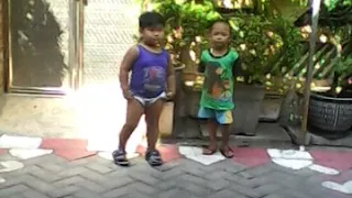 Anak kecil sulap 2 orang ............hahaha