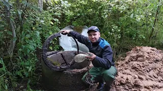 Почистил старый колодец в лесу,и нашел на дне старые вещи.