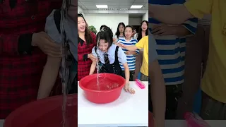 Standing water bottle challenge, haha, it’s so exciting, office game, office funny