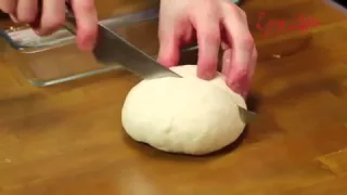 Видео рецепт о том, как правильно приготовить тонкое и хрустящее тесто для пиццы