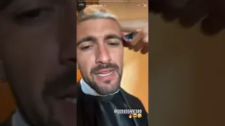 arrascaeta cortando o cabelo com Gabriel Jesus 🤣✂️