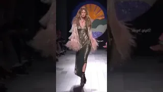 gigihadid loses her shoe while on the runway for the #annasui fashion show #gigihadid #bellahadid