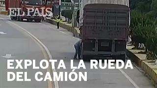 La rueda de un camión explota, hiriendo al conductor