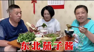 老妈做东北茄子酱，生菜大葱用手一撕，放菜里伴着吃，吃法真豪放