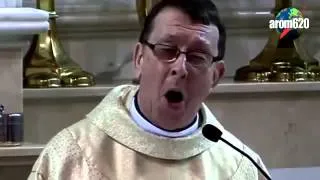 Sacerdote canta aleluya..... espectacular.