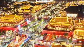 Foreign tourists experience China's nightlife culture in Xi'an's Datang Everbright City block