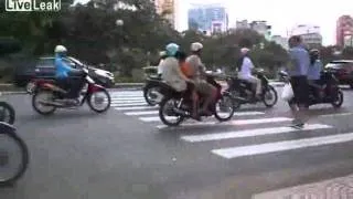 Сrossing the road in Vietnam/Переход дороги во Вьетнаме