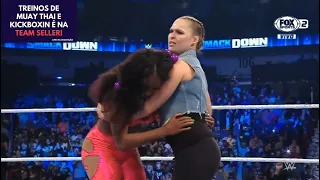 Ronda Rousey invade ringue para defender Naomi e parte pra cima de Sonya Deville e Charlotte Flair