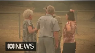 Residents chased from their homes by bushfire in north east Victoria | ABC News