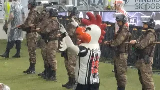 Galo Doido tromba com policial da PM comemorando o Campeonato Mineiro 2023 Atlético MG CAMPEÃO