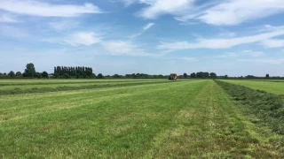 Loonbedrijf Riphagen uit Vaassen aan het gras inkuilen met John Deere 6210 R en rapide 185