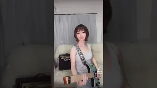 セクシー女優がギターでめいちゃんのKING