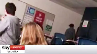 Video de estudiantes escondiéndose de tiroteo en escuela de Michigan