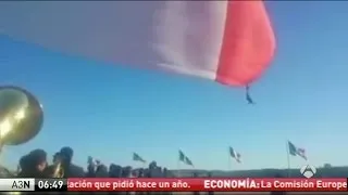 Un soldado mexicano vuela tras enredarse con la bandera nacional