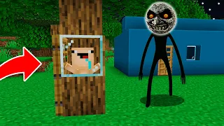 ¡ME ESCONDO DE SCARY MOON DENTRO DE UN ARBOL! 😱😂 Bebé Noob vs EL ESCONDITE MINECRAFT