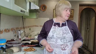 Грибной суп с фасолью. Мясной соус. Пирожки с капустой.