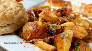 Best Skillet Potatoes with Onions and Bacon  // Breakfast made easy ❤️