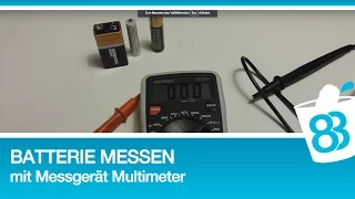 Batterie messen mit Messgerät Multimeter