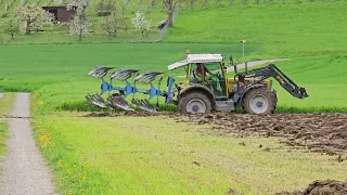 Traktor pflügt das Land nahe Winterthur