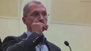 Евгений Рыбалтовский целует ужасного листолаза
