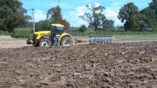 JCB FASTRAC vs. John Deere v orbě.