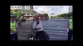 Remix: Man goes crazy after scooter gets pulled over in China