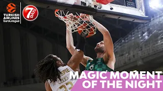 7DAYS Magic Moment of the Night: Lee feeds Papagiannis!