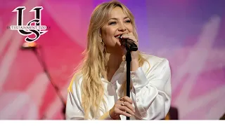 Kate Hudson Performs 'Glorious' on 'The Voice' Season 25 Finale