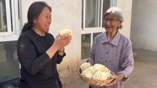 The fragrant lunch steamed a pot of flower rolls  the whole family likes to eat mother-in-law more