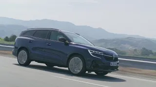 The All-new Renault Espace E-Tech 200 ch in Midnight blue Driving Video