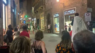 Palio di Siena: il corteo della Vittoria della Nobile Contrada dell’Oca