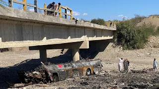Автобус упал с моста и сгорел: смертоносное ДТП в Пакистане