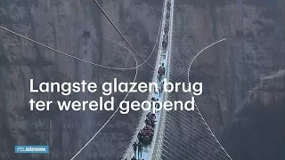 Bibberen en beven op langste glazen brug - RTL NIEUWS