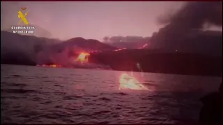 La lava del volcán de la isla española de La Palma llega al mar