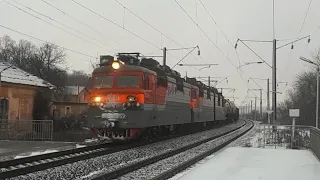 Электровоз ВЛ80С-1197/852А с гружённым грузовым поездом