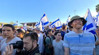 "עם הנצח לא מפחד מדרך ארוכה" - מצעד הדגלים (ריקוד הדגלים, ריקודגלים) מגיע אל שער שכם, ירושלים.2021