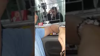 Rapaz na brisa pede pra colocar gasolina no drive do Habib's