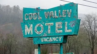 Exploring a Town full of Abandoned Motels and Vintage Neon signs from the 1950's/60's