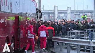 Spelersbus tegengehouden door woedende fans