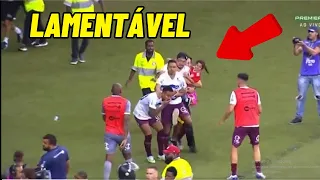 Torcedor invade campo com criança no colo para B4TER em jogador