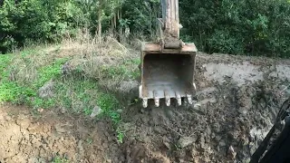 Escavadeira começando concerto de lagoa com MUITAS PEDRAS P1