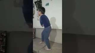 Niño haciendo pasos chistosos